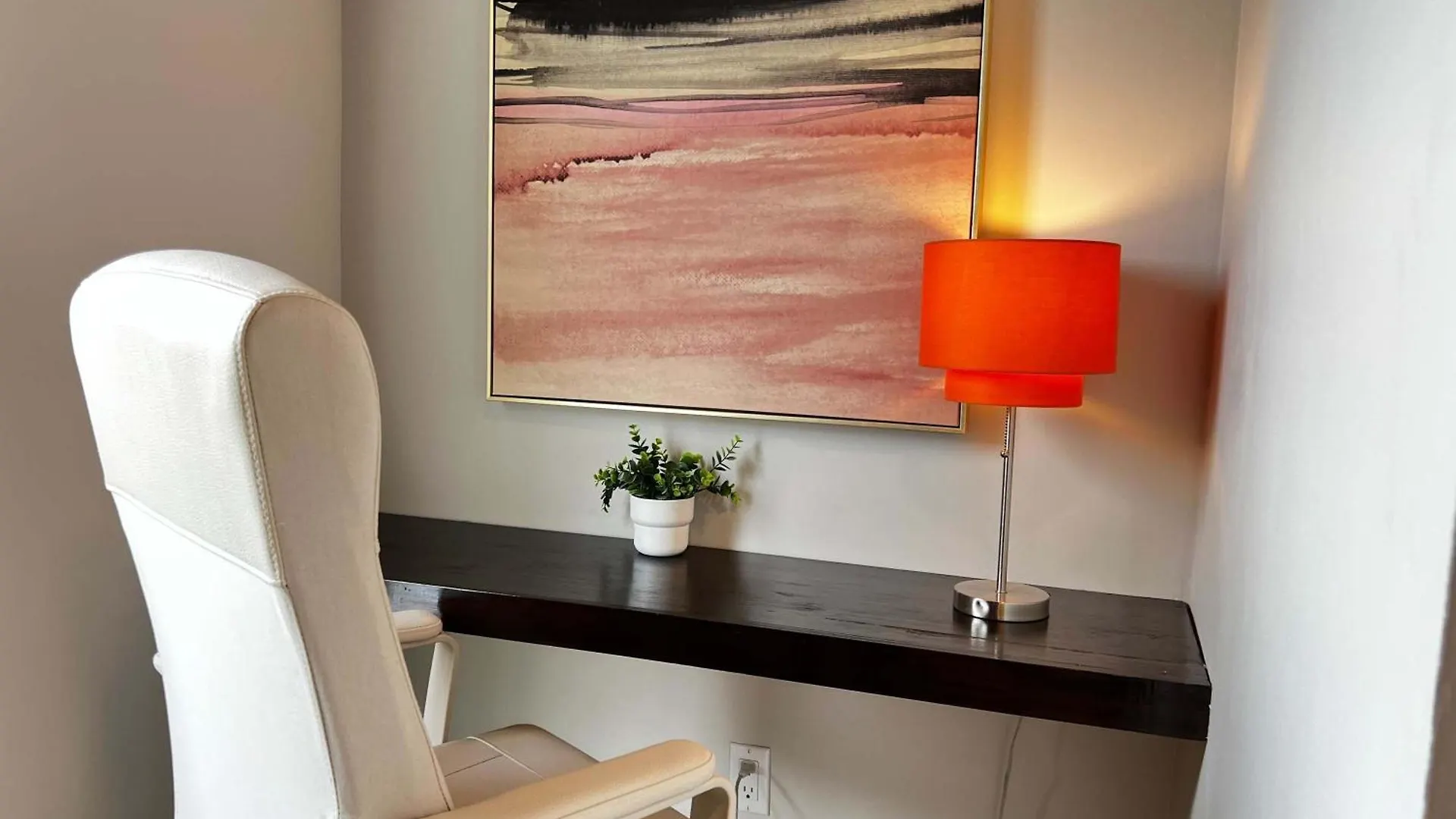 Pink Sunrise Energetic Studio #7 At Ports On Portland, King Bed And Bold Decor 핼리팩스 아파트