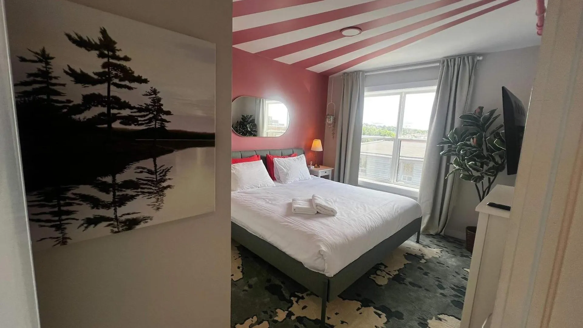 아파트 Pink Sunrise Energetic Studio #7 At Ports On Portland, King Bed And Bold Decor 핼리팩스