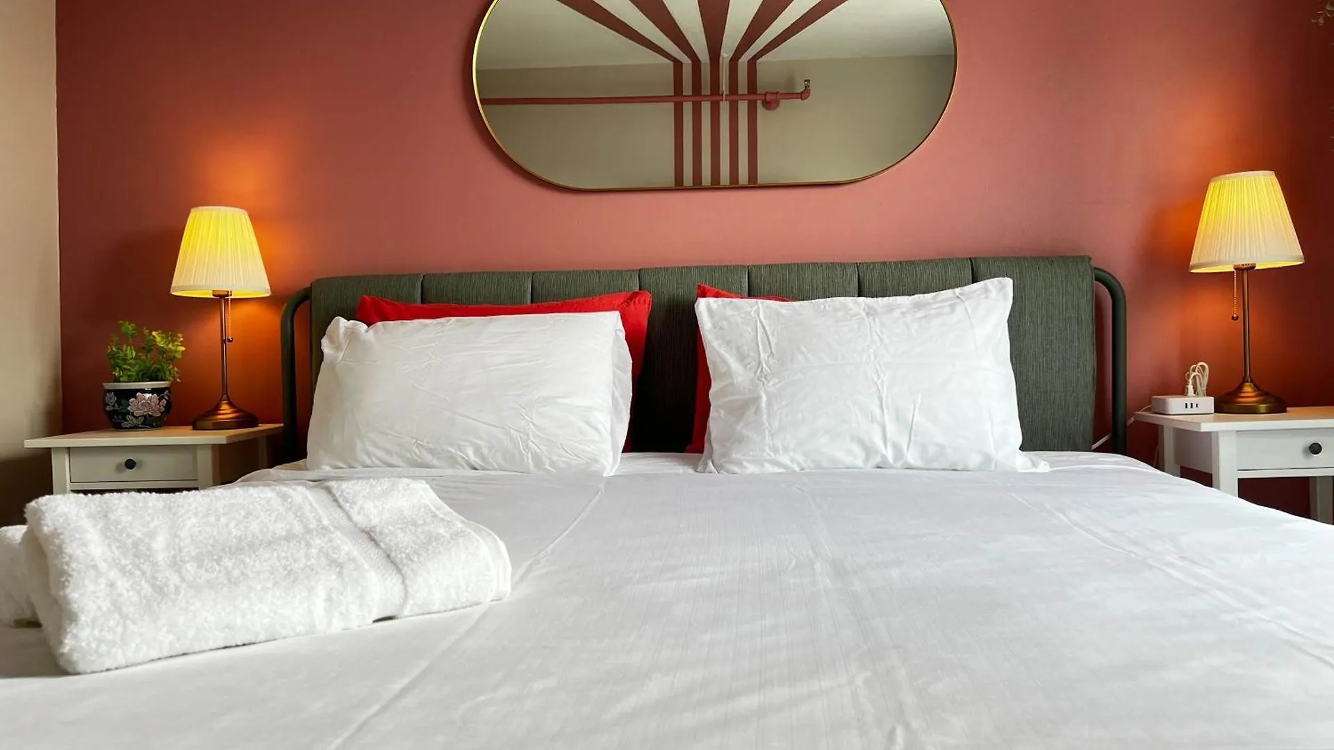 Pink Sunrise Energetic Studio #7 At Ports On Portland, King Bed And Bold Decor 핼리팩스