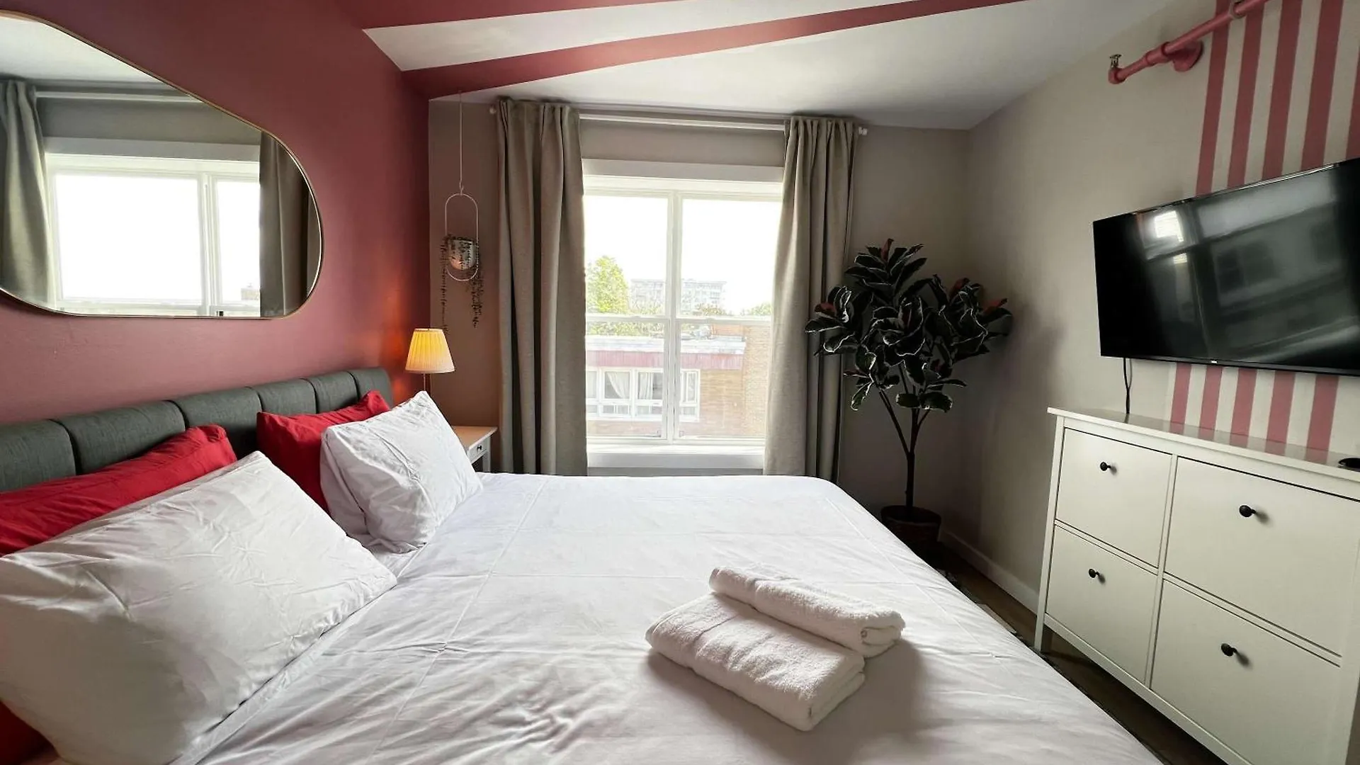 아파트 Pink Sunrise Energetic Studio #7 At Ports On Portland, King Bed And Bold Decor 핼리팩스
